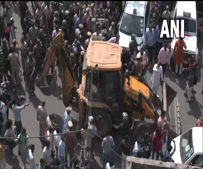 Supreme Court directs status quo on demolition drive against encroachment at Jahangirpuri in Delhi Supreme Court directs status quo on demolition drive against encroachment at Jahangirpuri in Delhi